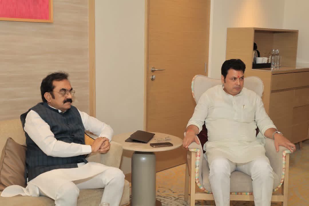 BjpBiplab's tweet photo. मध्य प्रदेश सरकार के कैबिनेट मंत्री श्री प्रहलाद सिंह पटेल जी, श्री राकेश सिंह जी, श्री प्रदुम्न सिंह तोमर जी व पूर्व मंत्री श्री गोपाल भार्गव जी ने शिष्टाचार भेंट की। https://t.co/BKQLOiRmDc