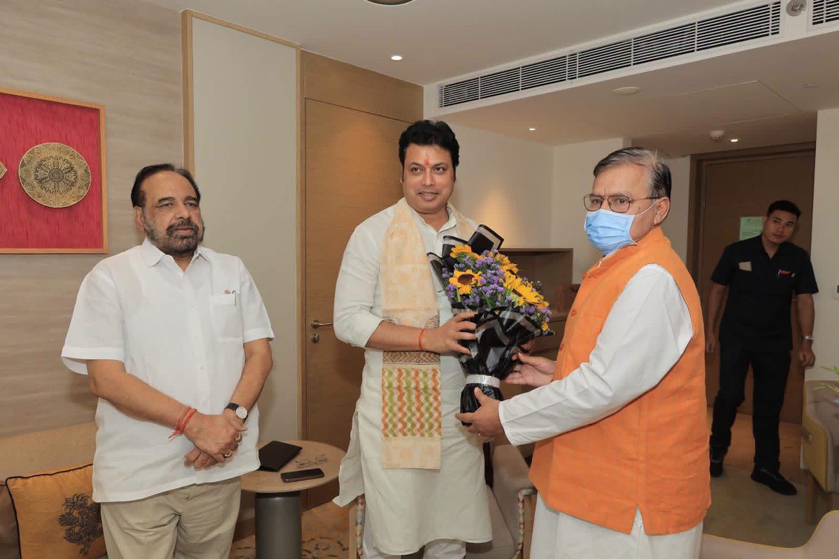 BjpBiplab's tweet photo. मध्य प्रदेश सरकार के कैबिनेट मंत्री श्री प्रहलाद सिंह पटेल जी, श्री राकेश सिंह जी, श्री प्रदुम्न सिंह तोमर जी व पूर्व मंत्री श्री गोपाल भार्गव जी ने शिष्टाचार भेंट की। https://t.co/BKQLOiRmDc