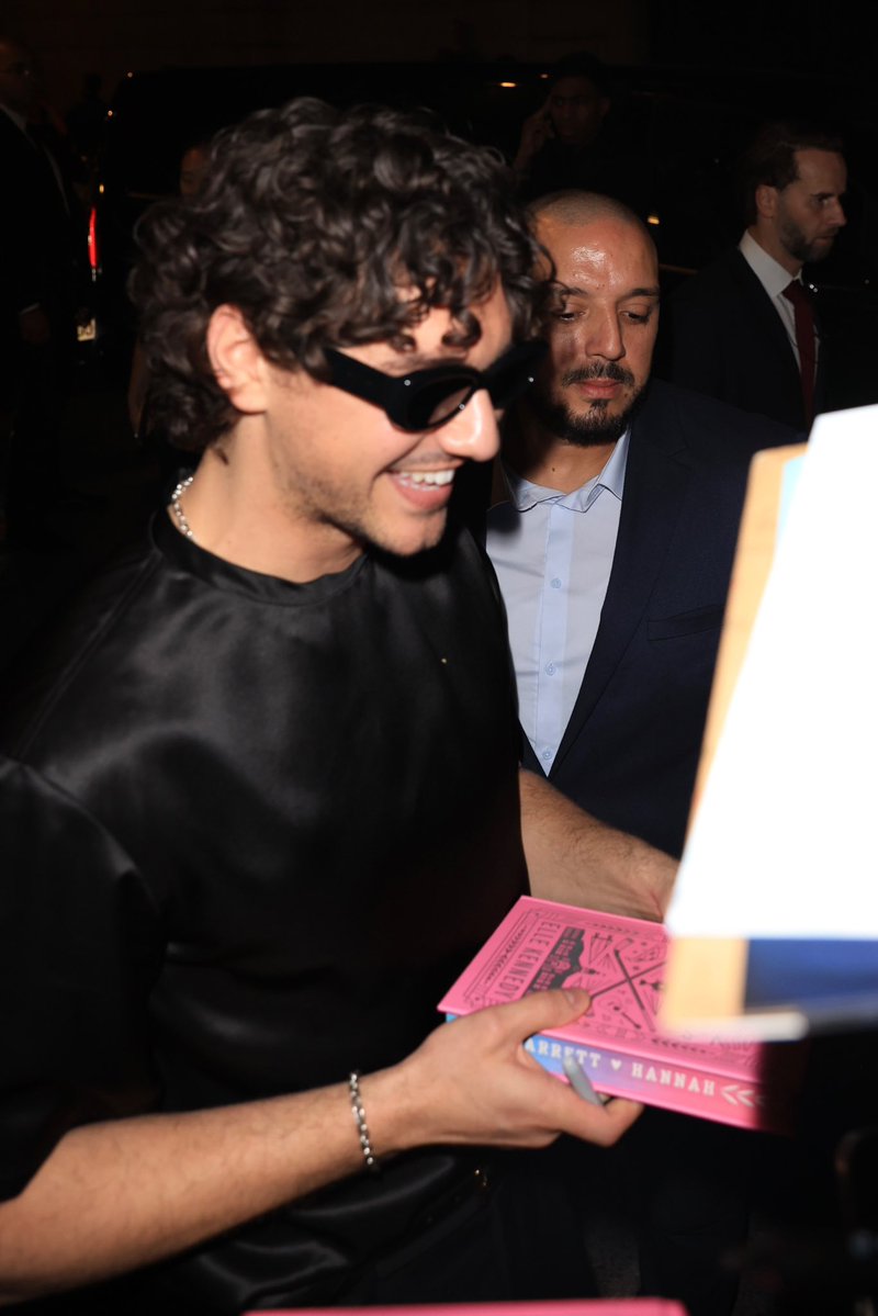 belcamelibra's tweet photo. O sorriso mais lindo! 🥹 Mais registros de Belmont Cameli dando autógrafos ao chegar à after party da YSL. https://t.co/CbhsPdanjg