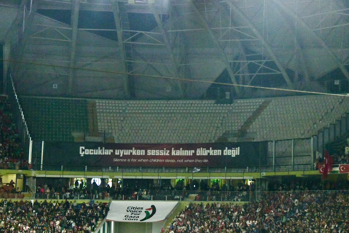 konyaspor's tweet photo. “Çocuklar uyurken sessiz kalınır, ölürken değil…”

Filistin Milli Takımı ile oynadığımız dostluk karşılaşmasında misafir takım tribünü yok çünkü hepimiz ev sahibiyiz. 

🇹🇷𝗔𝗬𝗡𝗜 𝗧𝗔𝗥𝗔𝗙𝗧𝗔𝗥𝗜𝗭.🇹🇷
🇵🇸𝗔𝗬𝗡𝗜 𝗧𝗔𝗥𝗔𝗙𝗧𝗔𝗬𝗜𝗭.🇵🇸 https://t.co/c86R8rCjBH