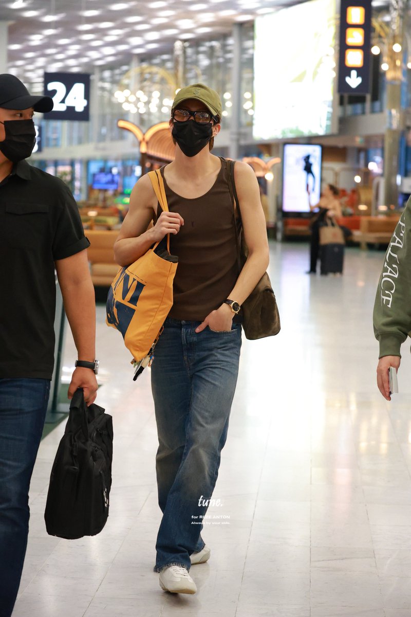 tune0321's tweet photo. 260930 CDG ✈️
#ANTONxSaintLaurent #ANTONxSaintLaurentSS27
#앤톤 #ANTON #라이즈 #RIIZE #アントン #찬영 https://t.co/wXSUQxKGVS