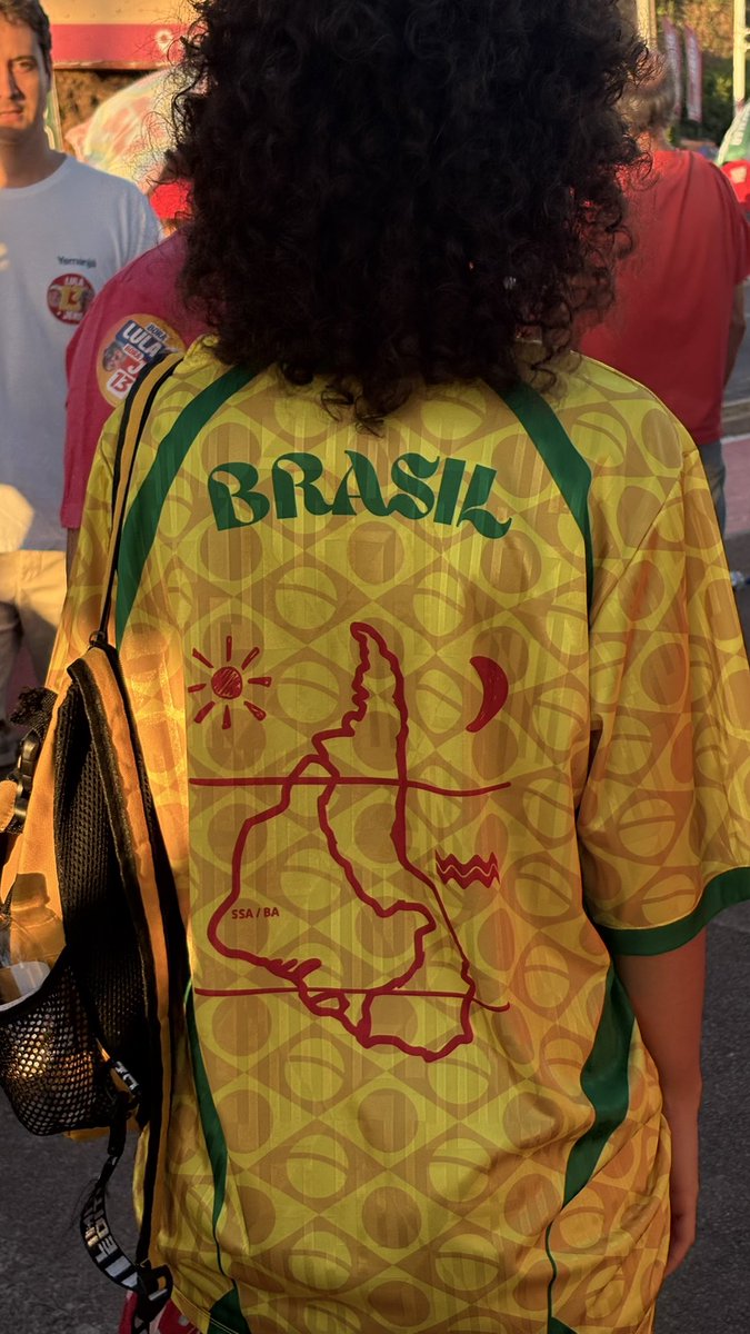 ale_kiss's tweet photo. Meu sonho voltar no tempo só pra perguntar a essa moça de onde é essa camisa 😭😭😭 https://t.co/7TiBng8IB0