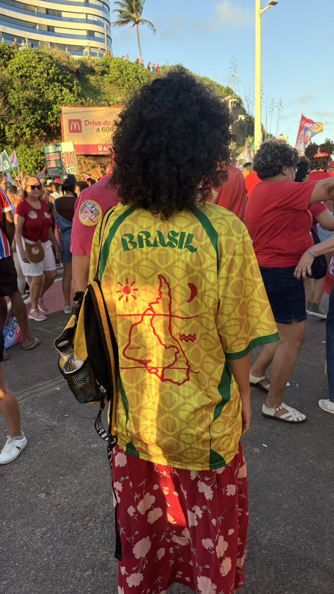 ale_kiss's tweet photo. Meu sonho voltar no tempo só pra perguntar a essa moça de onde é essa camisa 😭😭😭 https://t.co/7TiBng8IB0