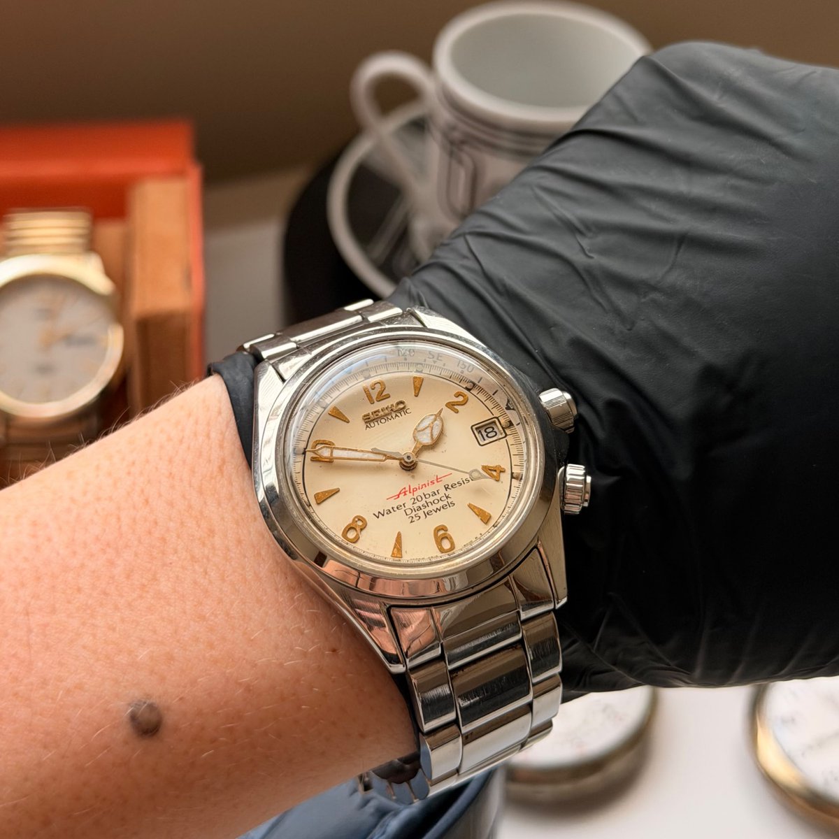 ManZonex's tweet photo. Seiko Red Alpinist 🇯🇵 Ref. 4S15-6000 / SCVF007 https://t.co/sfk6S8j0Rr