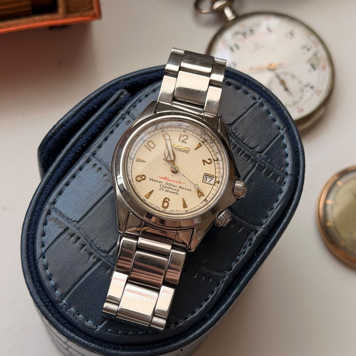 ManZonex's tweet photo. Seiko Red Alpinist 🇯🇵 Ref. 4S15-6000 / SCVF007 https://t.co/sfk6S8j0Rr