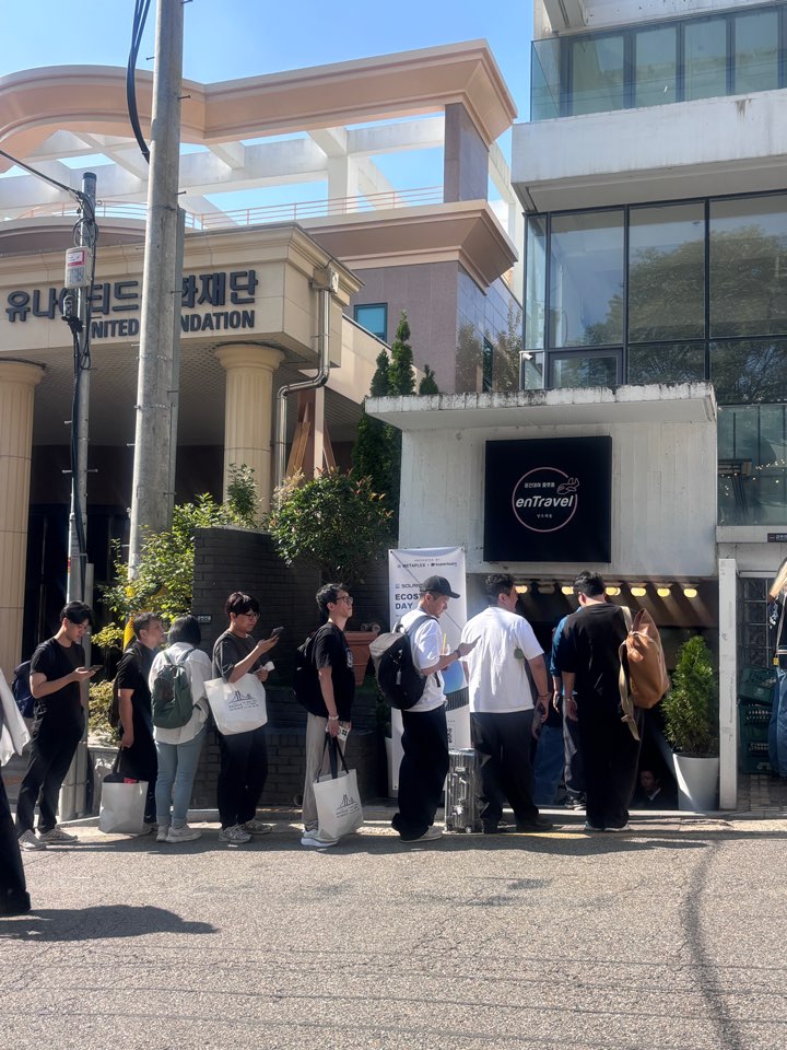 EthStorage's tweet photo. At Solana Ecosystem Day  🇰🇷
Exploring what builders across ecosystems are shipping and exchanging ideas around open, decentralized infrastructure. https://t.co/xAvU6wjk9n