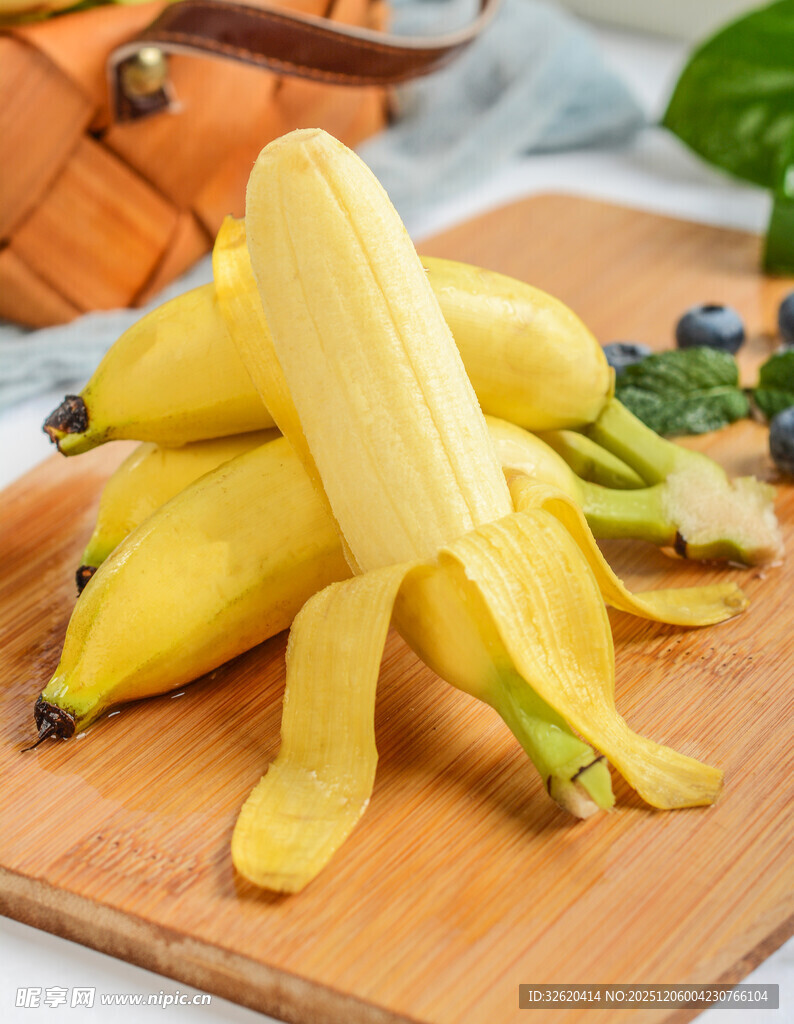 styxm17548's tweet photo. [This banana has a curved back, carefully arranged, giving a warm and cozy vibe. Perfect for a nice treat!]， https://t.co/NPtArQlAMq