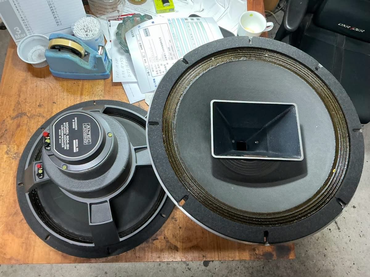 dentecnews's tweet photo. ALTEC 604-8HとTANNOY HPD385A

お客様が車で持ち込まれたアルテックとタンノイ
早速タンノイをチェックしてみたら、ご多分に漏れずコンデンサーのメーカーが違い
目視で判るコイルまで逆接続と最悪だ！ https://t.co/DPyHh0t8aK