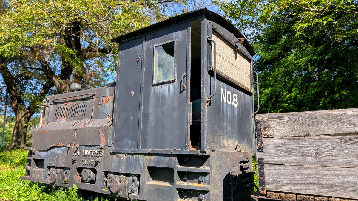 tunnelbridge09's tweet photo. 古の鉱山鉄道。
廃校や、校庭隅にヒッソリと佇み、朽ちていくのを待つ。KATO WORKS製小型内燃機関車。
#鉱山鉄道 #加藤製作所 #ナローゲージ https://t.co/bY90z39RKv