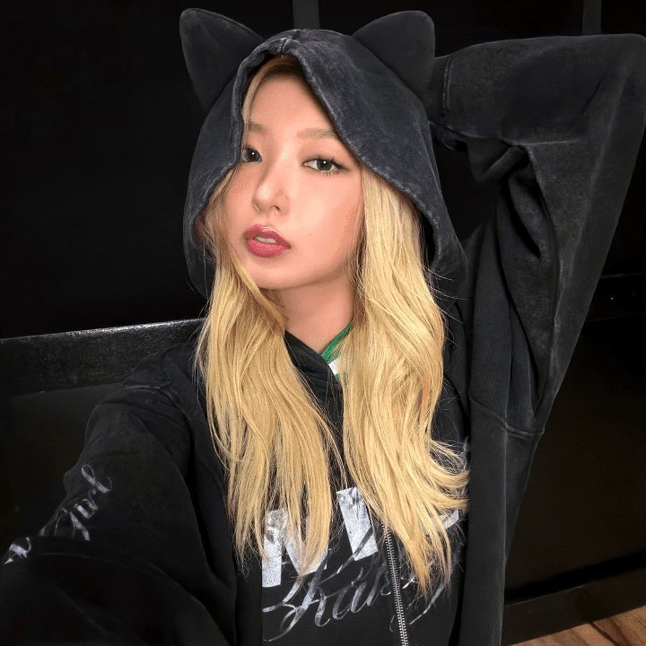 hannifem's tweet photo. yoonchae really got the cat noir pose down https://t.co/CHyLa34Ww9