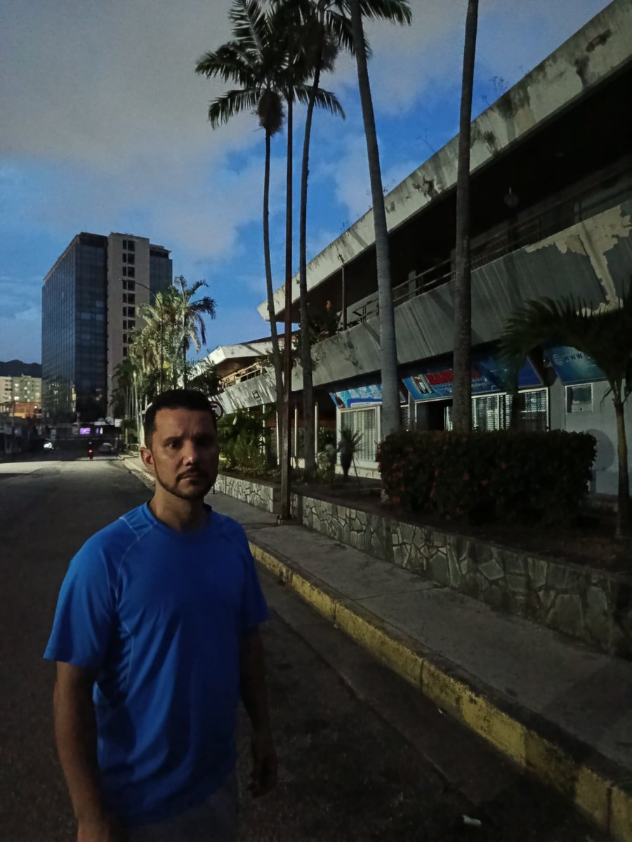 CarlosGraffe's tweet photo. VALENCIA:

La zona de los centros comerciales Gravina 2, Caribean Plaza y la torre Banaven tienen 4 dias sin electricidad.

La respuesta de Corpoelec es que no tienen los insumos para solucionar. 
¿Qué tal? https://t.co/dllxF04ZTJ