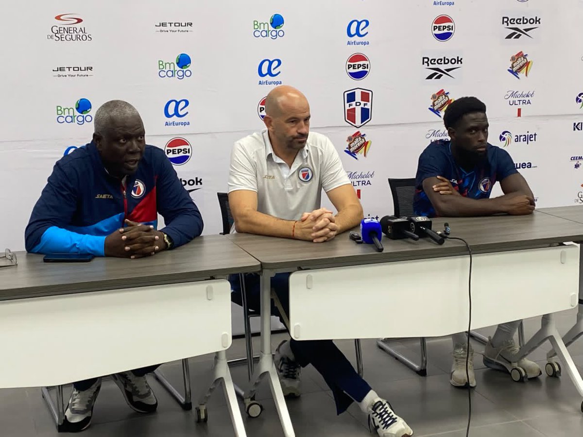 TICKETmaghaiti's tweet photo. Le sélectionneur David Badia et le capitaine Carlens Arcus présents pour répondre aux questions des journalistes. https://t.co/EXm7P8lRNp