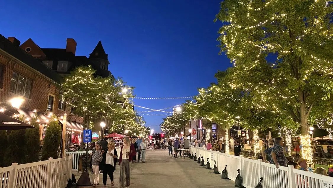 cloverridgeast's tweet photo. Harmony Fest &amp; Taste of Arlington Heights packs two days in Harmony Park with free live concerts, local restaurant food, and a kids' zone. Fri, Oct 2 into Sat, Oct 3 in downtown Arlington Heights. https://t.co/6puORXjZwX https://t.co/xktksSO2IB