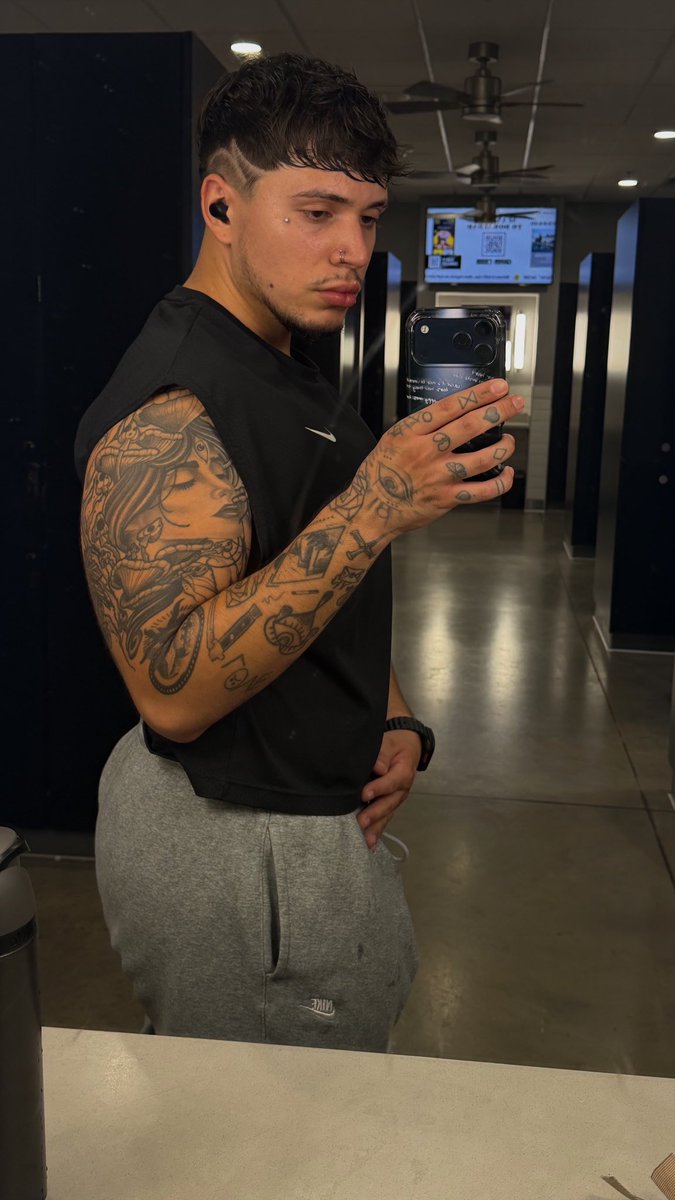 daveebravoo's tweet photo. me at gym <——> me at work https://t.co/P25Xk8cfab