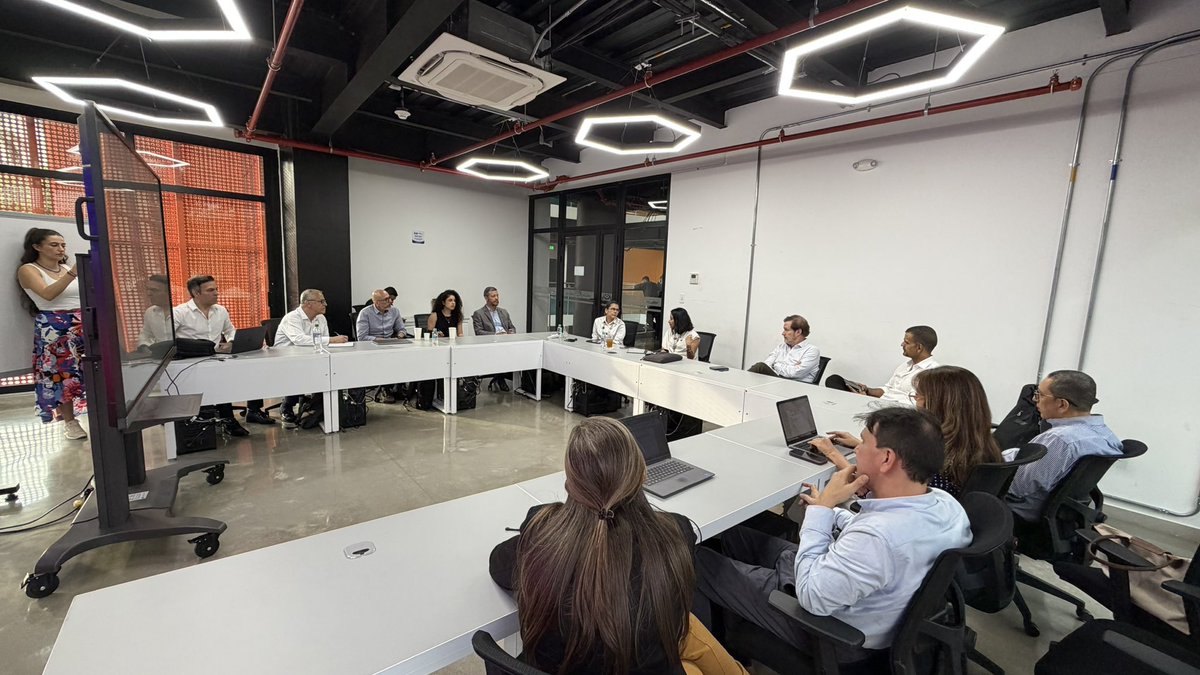 lauao's tweet photo. 🤝💡 Conectar capacidades para transformar territorios.

Nuestro rector, Diego Hernández Losada @DiegoHdezLosada , participó en una reunión con Claudia Benavides Salazar, ministra de Ciencia, Tecnología e Innovación @MincienciasCo , y líderes de la región, para explorar oportunidades de colaboración entre el Gobierno, la academia y el sector empresarial.

Desde la UAO seguimos impulsando alianzas que convierten el conocimiento y la innovación en oportunidades para la región. 

#CienciaTecnologíaEInnovación #AlianzasEstratégicas #TransformaciónRegional #EducaciónSuperior #InnovaciónConPropósito