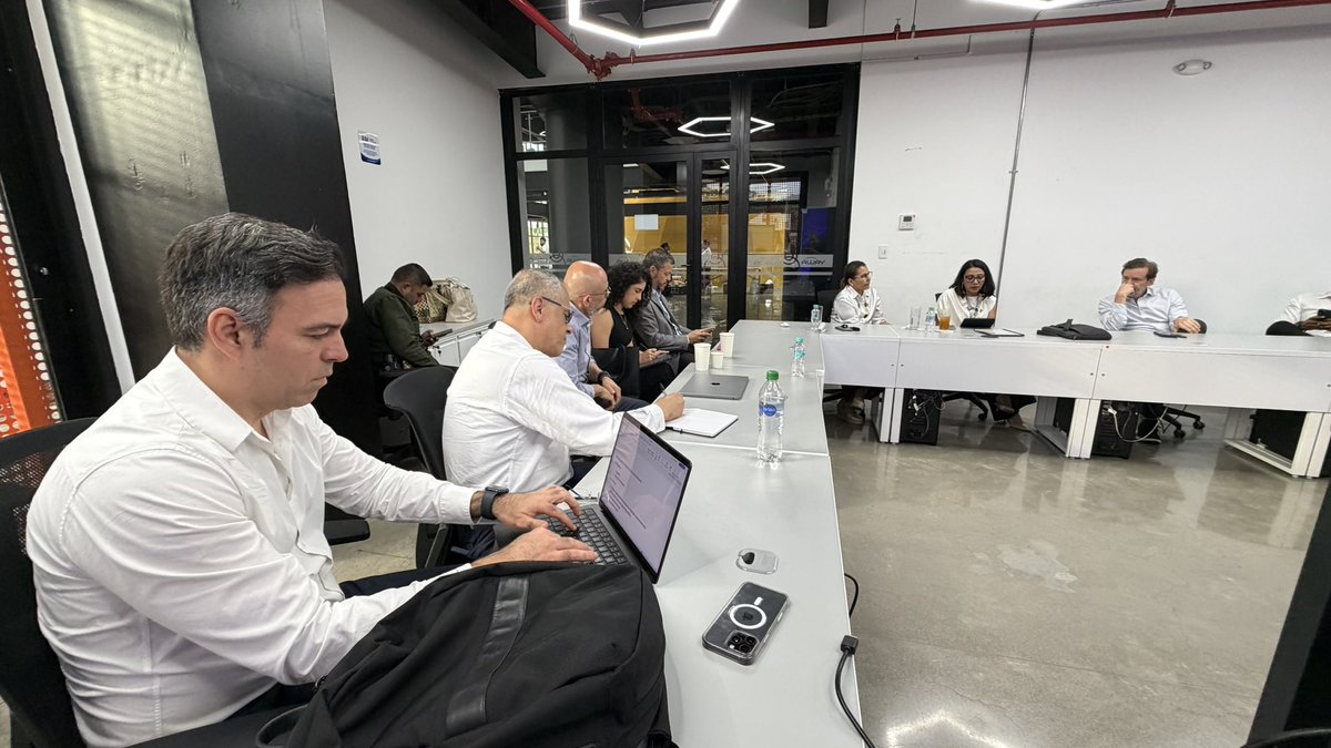 lauao's tweet photo. 🤝💡 Conectar capacidades para transformar territorios.

Nuestro rector, Diego Hernández Losada @DiegoHdezLosada , participó en una reunión con Claudia Benavides Salazar, ministra de Ciencia, Tecnología e Innovación @MincienciasCo , y líderes de la región, para explorar oportunidades de colaboración entre el Gobierno, la academia y el sector empresarial.

Desde la UAO seguimos impulsando alianzas que convierten el conocimiento y la innovación en oportunidades para la región. 

#CienciaTecnologíaEInnovación #AlianzasEstratégicas #TransformaciónRegional #EducaciónSuperior #InnovaciónConPropósito