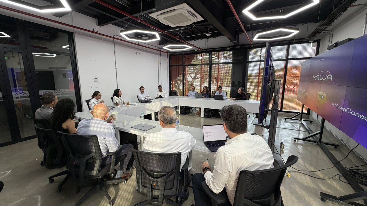 lauao's tweet photo. 🤝💡 Conectar capacidades para transformar territorios.

Nuestro rector, Diego Hernández Losada @DiegoHdezLosada , participó en una reunión con Claudia Benavides Salazar, ministra de Ciencia, Tecnología e Innovación @MincienciasCo , y líderes de la región, para explorar oportunidades de colaboración entre el Gobierno, la academia y el sector empresarial.

Desde la UAO seguimos impulsando alianzas que convierten el conocimiento y la innovación en oportunidades para la región. 

#CienciaTecnologíaEInnovación #AlianzasEstratégicas #TransformaciónRegional #EducaciónSuperior #InnovaciónConPropósito