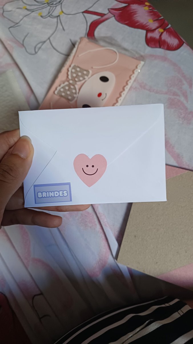saraHinha2's tweet photo. Feedback super positivo para @dimplesbox! Estou apaixonada pelos meus novos photocards e pelos brindes que vieram juntos 💗 https://t.co/Qp3JVKzfMV