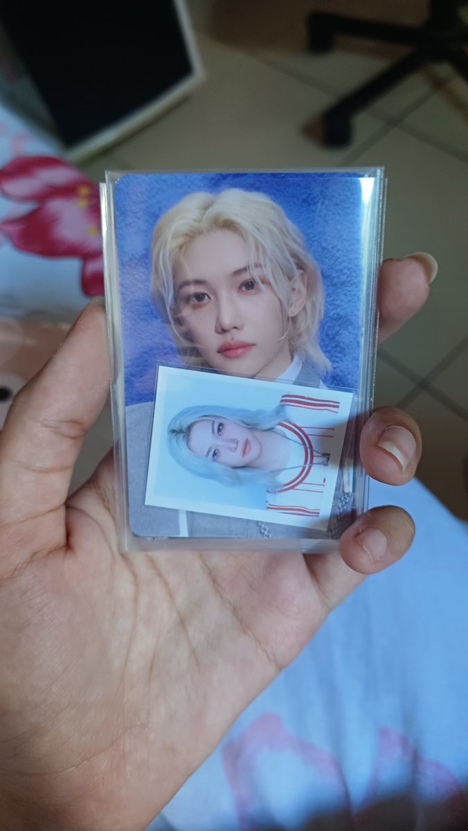 saraHinha2's tweet photo. Feedback super positivo para @dimplesbox! Estou apaixonada pelos meus novos photocards e pelos brindes que vieram juntos 💗 https://t.co/Qp3JVKzfMV