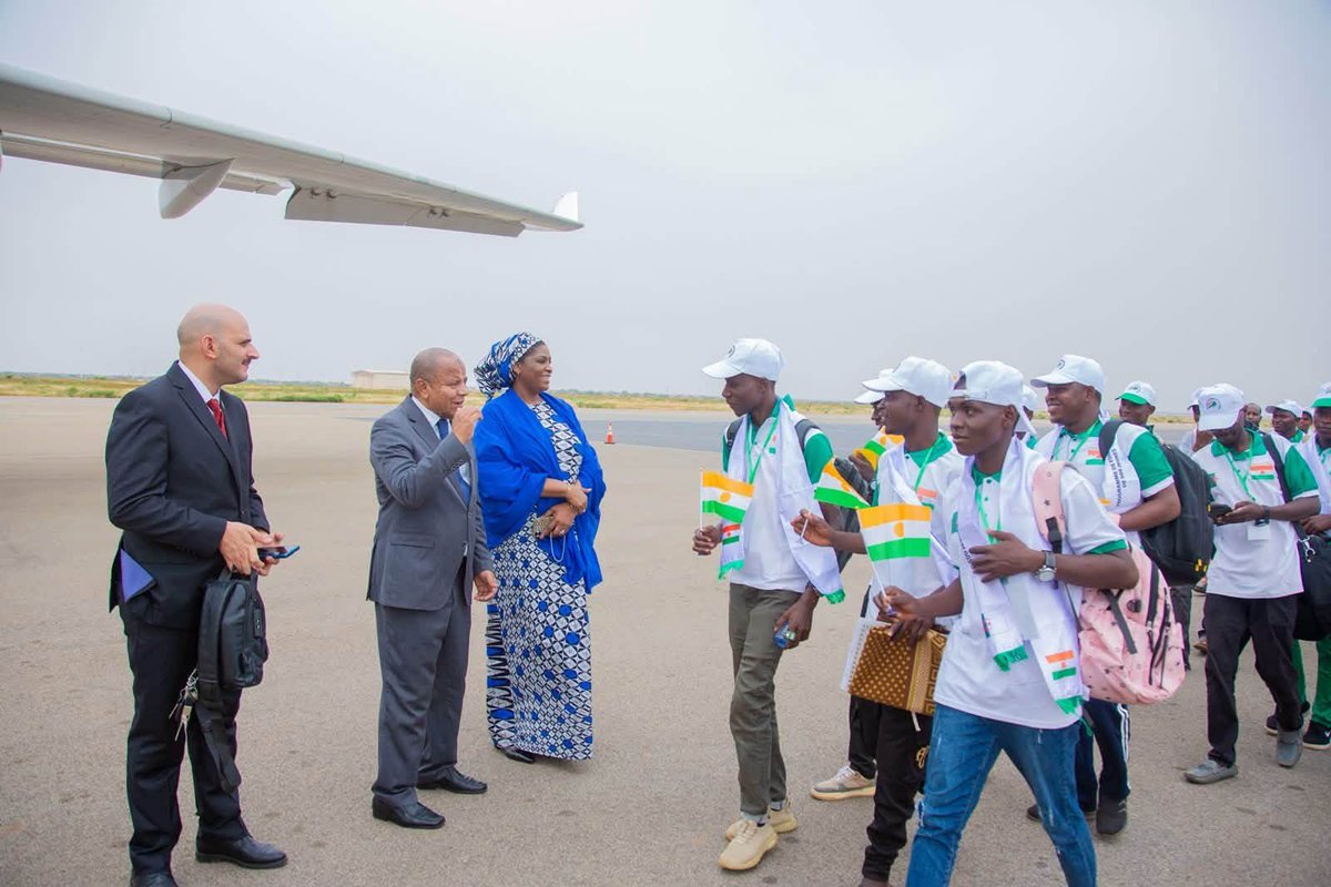 NigerAr's tweet photo. Au matin du mercredi 30 septembre 2026, le deuxième groupe de jeunes bénéficiaires du Programme des 500 jeunes a à son tour quitté Niamey à destination de la République algérienne démocratique et populaire, à bord d’un second avion spécialement affrété par la partie algérienne.

Ce deuxième départ vient ainsi compléter l’acheminement des 500 jeunes vers l’Algérie, dans le cadre de ce programme de formation professionnelle mis en œuvre au titre de la coopération entre les deux pays.

Répartis dans plusieurs centres et instituts de formation et d’enseignement professionnels à travers le territoire algérien, les stagiaires suivront des formations dans 19 spécialités et bénéficieront d’un dispositif d’accueil et de prise en charge durant leur séjour.

À travers cette initiative, le Niger et l’Algérie réaffirment leur volonté de faire de la formation professionnelle un levier essentiel de développement des compétences et d’insertion de la jeunesse.

Cette coopération s’inscrit dans la vision portée par Son Excellence le Général d’Armée Abdourahamane Tiani, Président de la République, Chef de l’État du Niger, et Son Excellence Monsieur Abdelmadjid Tebboune, Président de la République algérienne démocratique et populaire, pour consolider davantage les liens historiques d’amitié, de fraternité et de solidarité entre le Niger et l’Algérie.