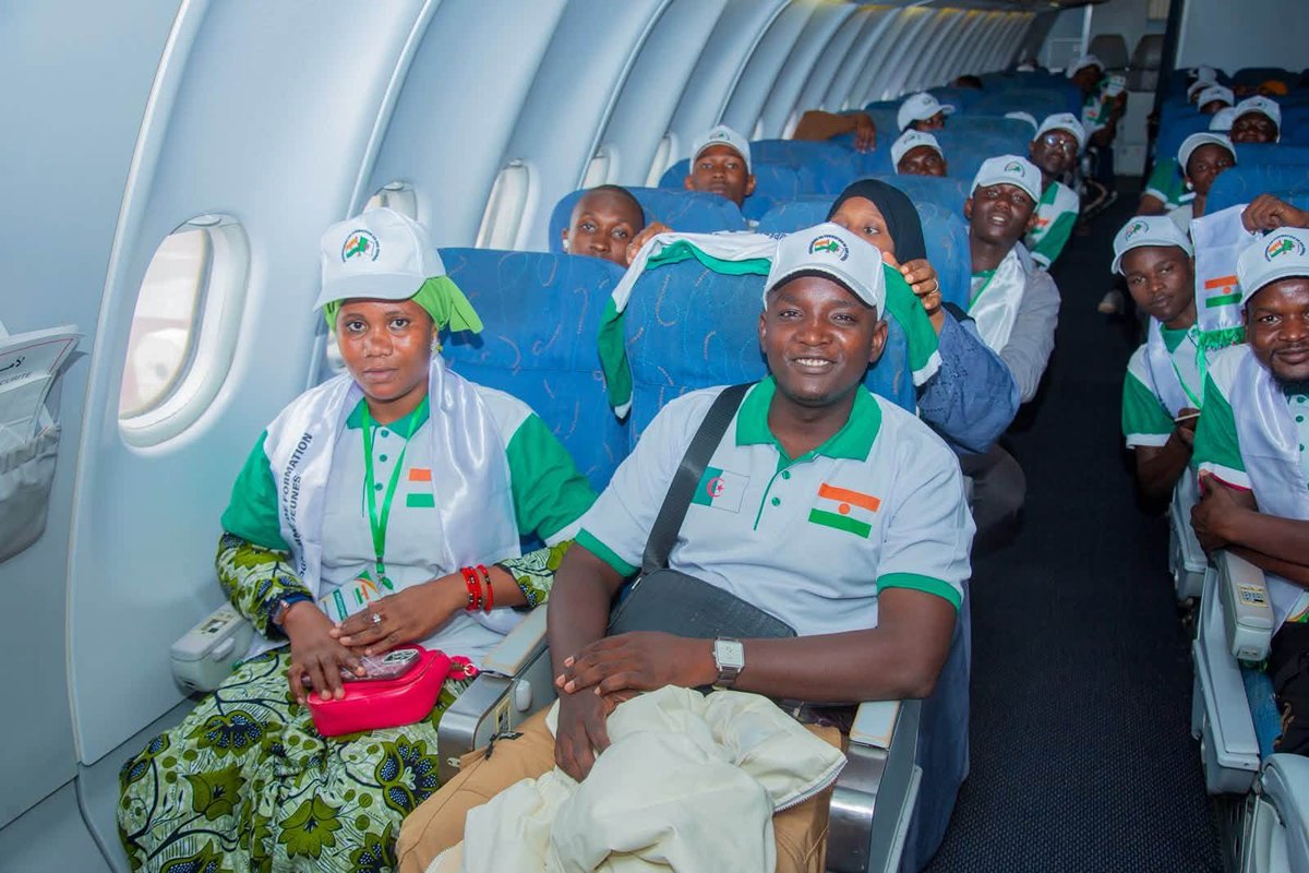 NigerAr's tweet photo. Au matin du mercredi 30 septembre 2026, le deuxième groupe de jeunes bénéficiaires du Programme des 500 jeunes a à son tour quitté Niamey à destination de la République algérienne démocratique et populaire, à bord d’un second avion spécialement affrété par la partie algérienne.

Ce deuxième départ vient ainsi compléter l’acheminement des 500 jeunes vers l’Algérie, dans le cadre de ce programme de formation professionnelle mis en œuvre au titre de la coopération entre les deux pays.

Répartis dans plusieurs centres et instituts de formation et d’enseignement professionnels à travers le territoire algérien, les stagiaires suivront des formations dans 19 spécialités et bénéficieront d’un dispositif d’accueil et de prise en charge durant leur séjour.

À travers cette initiative, le Niger et l’Algérie réaffirment leur volonté de faire de la formation professionnelle un levier essentiel de développement des compétences et d’insertion de la jeunesse.

Cette coopération s’inscrit dans la vision portée par Son Excellence le Général d’Armée Abdourahamane Tiani, Président de la République, Chef de l’État du Niger, et Son Excellence Monsieur Abdelmadjid Tebboune, Président de la République algérienne démocratique et populaire, pour consolider davantage les liens historiques d’amitié, de fraternité et de solidarité entre le Niger et l’Algérie.