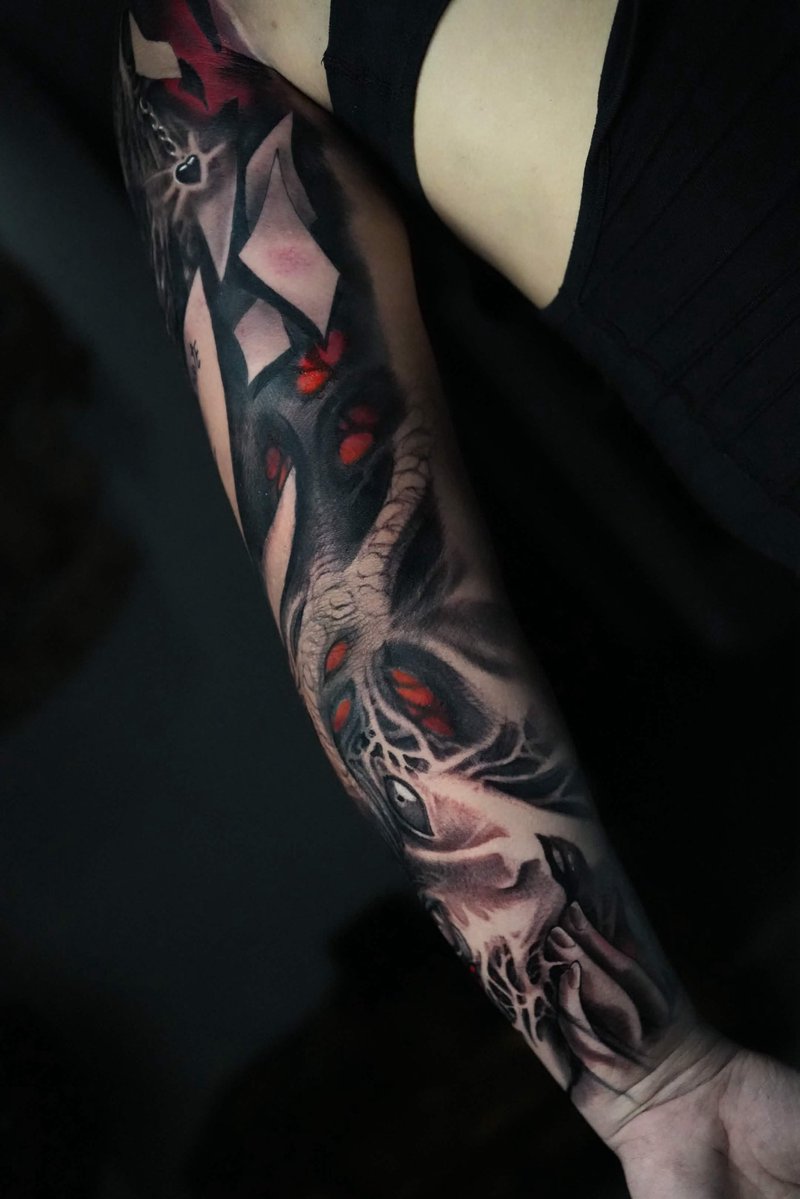 MonsterDieDoll's tweet photo. my man has the coolest tattoos ever though 👀 https://t.co/MJWZoTqwUr