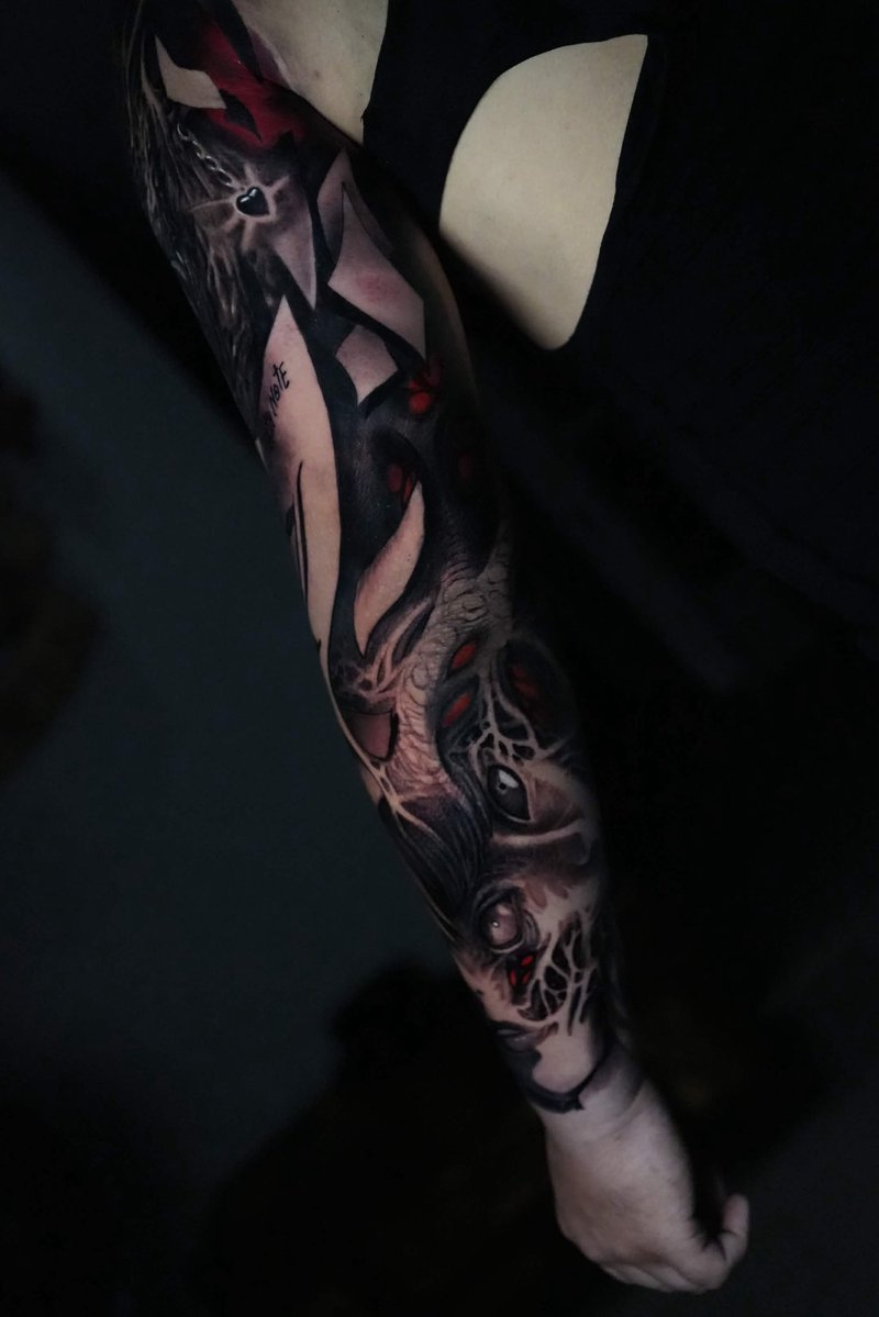 MonsterDieDoll's tweet photo. my man has the coolest tattoos ever though 👀 https://t.co/MJWZoTqwUr
