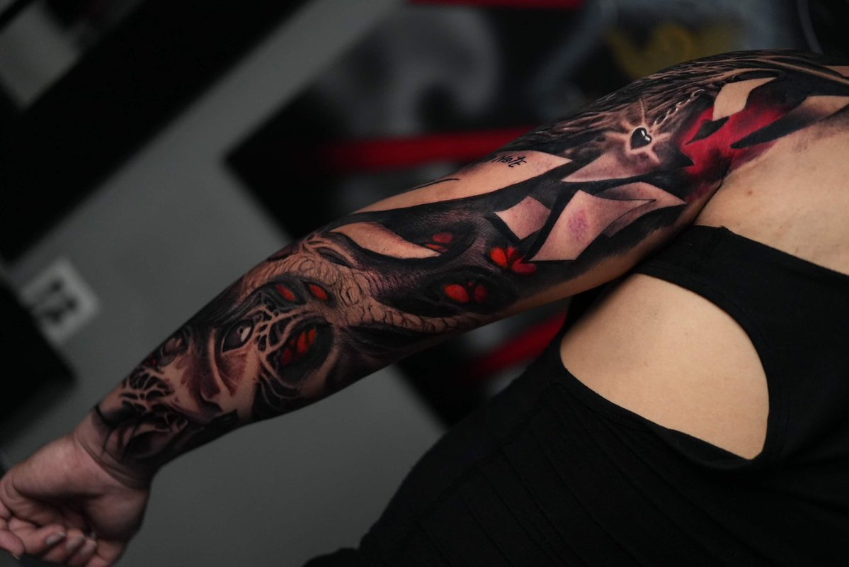 MonsterDieDoll's tweet photo. my man has the coolest tattoos ever though 👀 https://t.co/MJWZoTqwUr