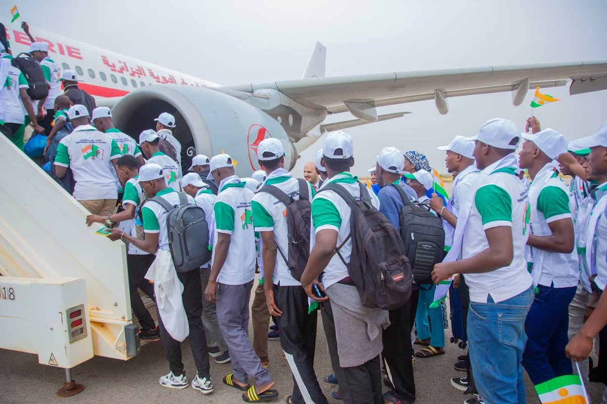 NigerAr's tweet photo. Au matin du mercredi 30 septembre 2026, le deuxième groupe de jeunes bénéficiaires du Programme des 500 jeunes a à son tour quitté Niamey à destination de la République algérienne démocratique et populaire, à bord d’un second avion spécialement affrété par la partie algérienne.

Ce deuxième départ vient ainsi compléter l’acheminement des 500 jeunes vers l’Algérie, dans le cadre de ce programme de formation professionnelle mis en œuvre au titre de la coopération entre les deux pays.

Répartis dans plusieurs centres et instituts de formation et d’enseignement professionnels à travers le territoire algérien, les stagiaires suivront des formations dans 19 spécialités et bénéficieront d’un dispositif d’accueil et de prise en charge durant leur séjour.

À travers cette initiative, le Niger et l’Algérie réaffirment leur volonté de faire de la formation professionnelle un levier essentiel de développement des compétences et d’insertion de la jeunesse.

Cette coopération s’inscrit dans la vision portée par Son Excellence le Général d’Armée Abdourahamane Tiani, Président de la République, Chef de l’État du Niger, et Son Excellence Monsieur Abdelmadjid Tebboune, Président de la République algérienne démocratique et populaire, pour consolider davantage les liens historiques d’amitié, de fraternité et de solidarité entre le Niger et l’Algérie.