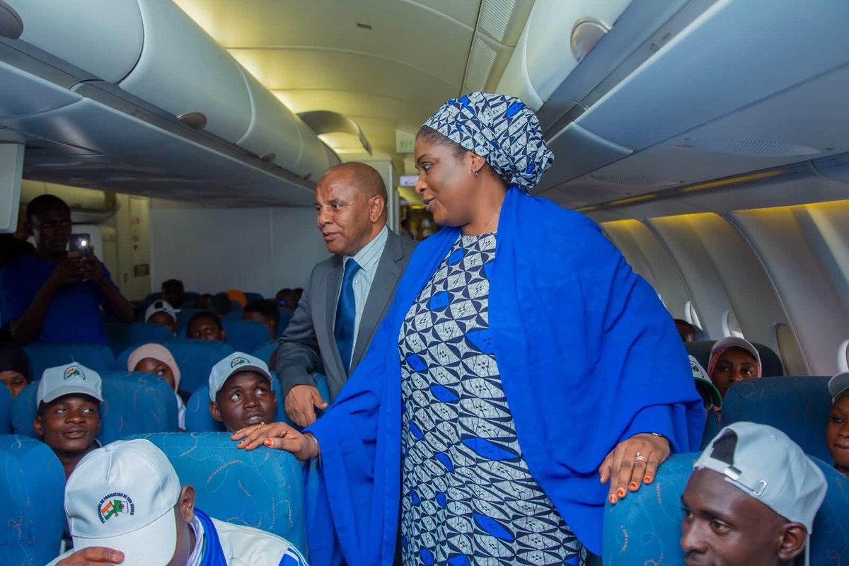 NigerAr's tweet photo. Au matin du mercredi 30 septembre 2026, le deuxième groupe de jeunes bénéficiaires du Programme des 500 jeunes a à son tour quitté Niamey à destination de la République algérienne démocratique et populaire, à bord d’un second avion spécialement affrété par la partie algérienne.

Ce deuxième départ vient ainsi compléter l’acheminement des 500 jeunes vers l’Algérie, dans le cadre de ce programme de formation professionnelle mis en œuvre au titre de la coopération entre les deux pays.

Répartis dans plusieurs centres et instituts de formation et d’enseignement professionnels à travers le territoire algérien, les stagiaires suivront des formations dans 19 spécialités et bénéficieront d’un dispositif d’accueil et de prise en charge durant leur séjour.

À travers cette initiative, le Niger et l’Algérie réaffirment leur volonté de faire de la formation professionnelle un levier essentiel de développement des compétences et d’insertion de la jeunesse.

Cette coopération s’inscrit dans la vision portée par Son Excellence le Général d’Armée Abdourahamane Tiani, Président de la République, Chef de l’État du Niger, et Son Excellence Monsieur Abdelmadjid Tebboune, Président de la République algérienne démocratique et populaire, pour consolider davantage les liens historiques d’amitié, de fraternité et de solidarité entre le Niger et l’Algérie.