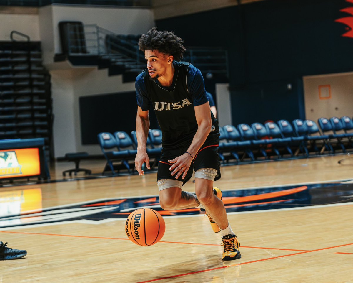 UTSAMBB's tweet photo. Dialed In 📞

#BirdsUp🤙 | #LetsGo210 https://t.co/TES0p7bbhd