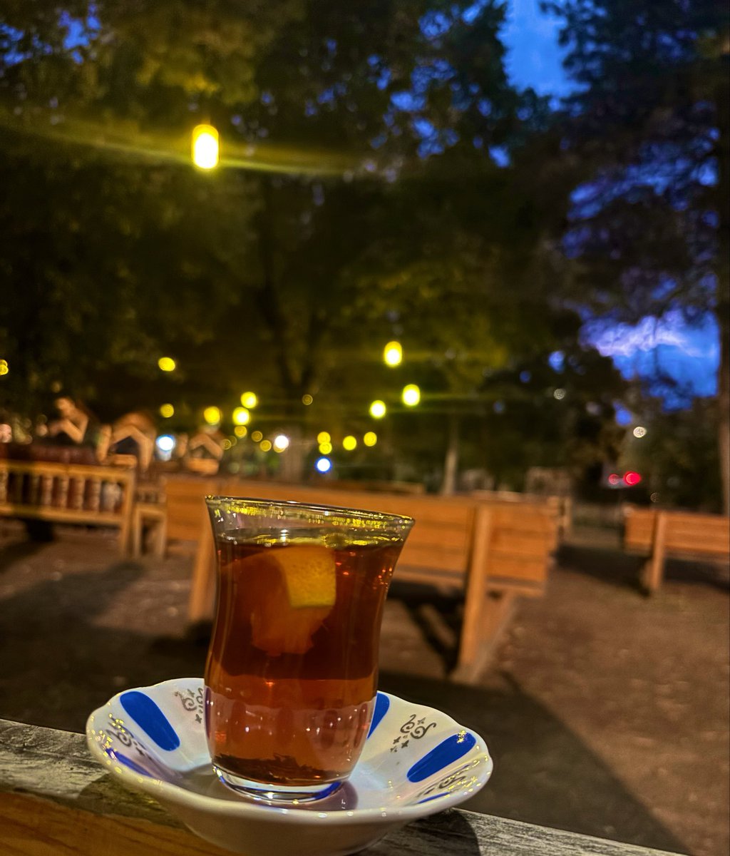 beyzanurbuyukk's tweet photo. Ben, çayım ve biraz mesafe. https://t.co/oI3M2BFfta