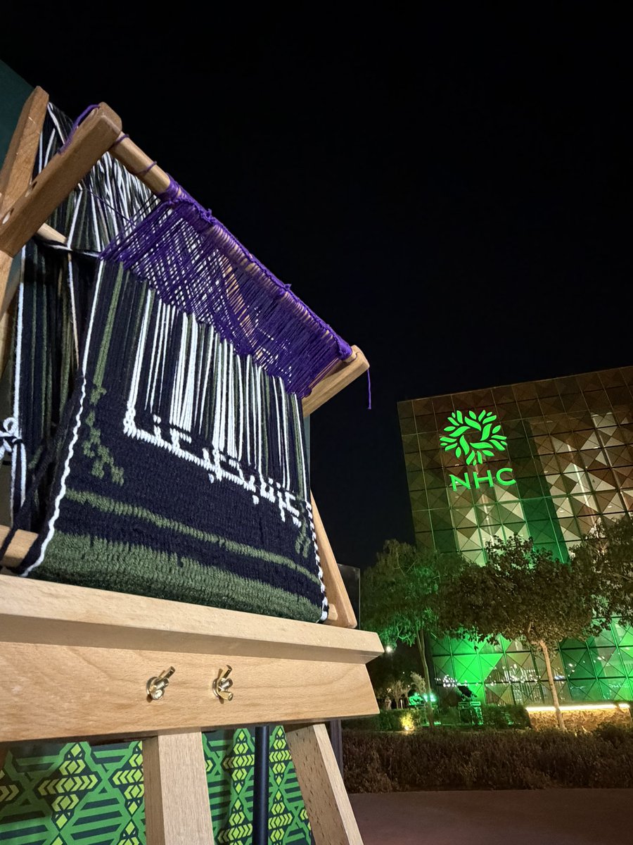 dnyaalobaid's tweet photo. فخورة جداً بمشاركتي في #اليوم_الوطني_السعودي_٩٦  
مع #NHC 
حرفة السدو تحكي ، استخدمت تكنيك مدة الشجرة لكتابة ورسم #عزّنا_بطبعنا 
وقدمت توزيعات السدو نسجت بحب♥️

#نسكنها_وتسكن_فينا https://t.co/zgDmDjG3rZ