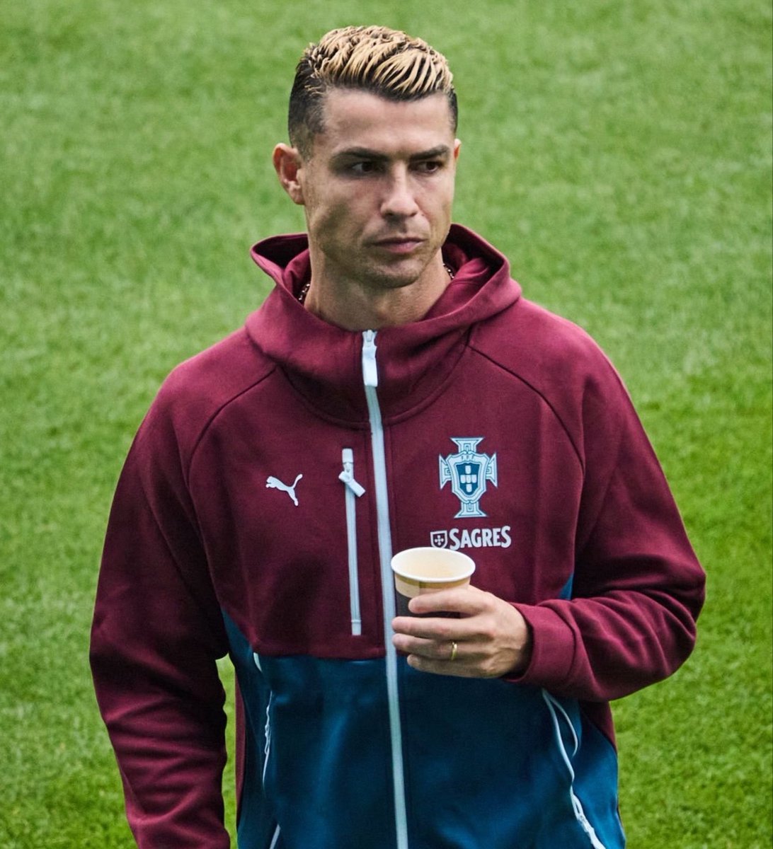 mbafraaude's tweet photo. 🚨 LA HISTORIA COMPLETA DE LA SALIDA DE CRISTIANO RONALDO:

• Presentó su retirada con la selección tras el Mundial.
• El presidente de la Federación Portuguesa y Jorge Jesús le pidieron seguir hasta la Eurocopa.
• Decidió quedarse por su amistad con Jorge Jesús en el Al Nassr.
• Jorge Jesús le dijo que jugaría los 2 partidos en casa y descansaría 2 fuera de casa en este parón: Cristiano aceptó.
• Jorge Jesús en Noruega le dijo que había cambiado de opinión y que saliese a calentar: Cristiano calentó 30 minutos pero no entró al campo. Cristiano se fue muy caliente del campo.
• Ayer Jorge Jesús le dijo que jugaría en Dinamarca como visitante, algo que no formaba parte del plan original.
• Cristiano le dijo que vale, pero que esta vez no le haga calentar si no lo va sacar como en Noruega.
• Ahí empezó una fuerte discusión en la que acabó involucrada toda la Federación.
• Cristiano ha abandonado la concentración de Portugal y a esta hora salvo cambio radical, su carrera internacional se ha acabado.