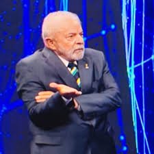 _luissfe's tweet photo. Veyr kkkkk meu pai ficou revoltado pq disse que vinheram fazer pesquisa com ele, e quando ele disse que pensava em votar no Lula a moça reagiu gesticulando que ele n deveria votar nele

Ai meu pai: eu tava pensando mas só por causa disso vou votar nele viu https://t.co/KpgAAZD1N7