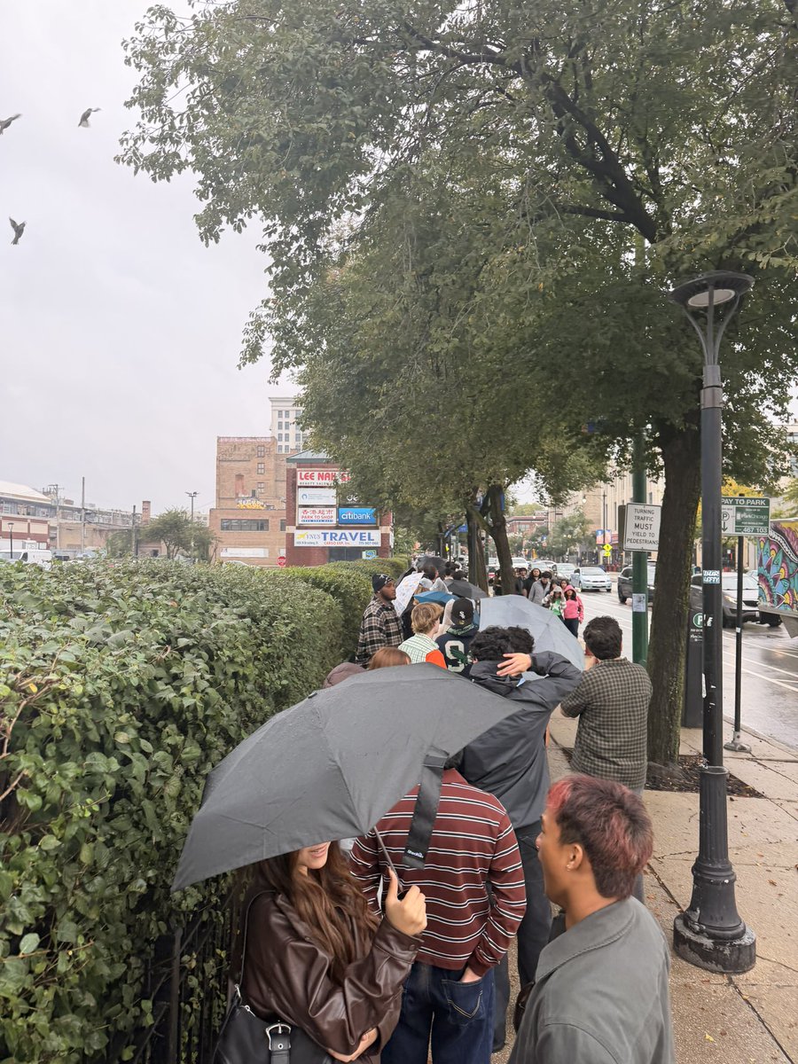 quincyjacobb's tweet photo. This Steve line is like 10 blocks https://t.co/bYAn6TelqX