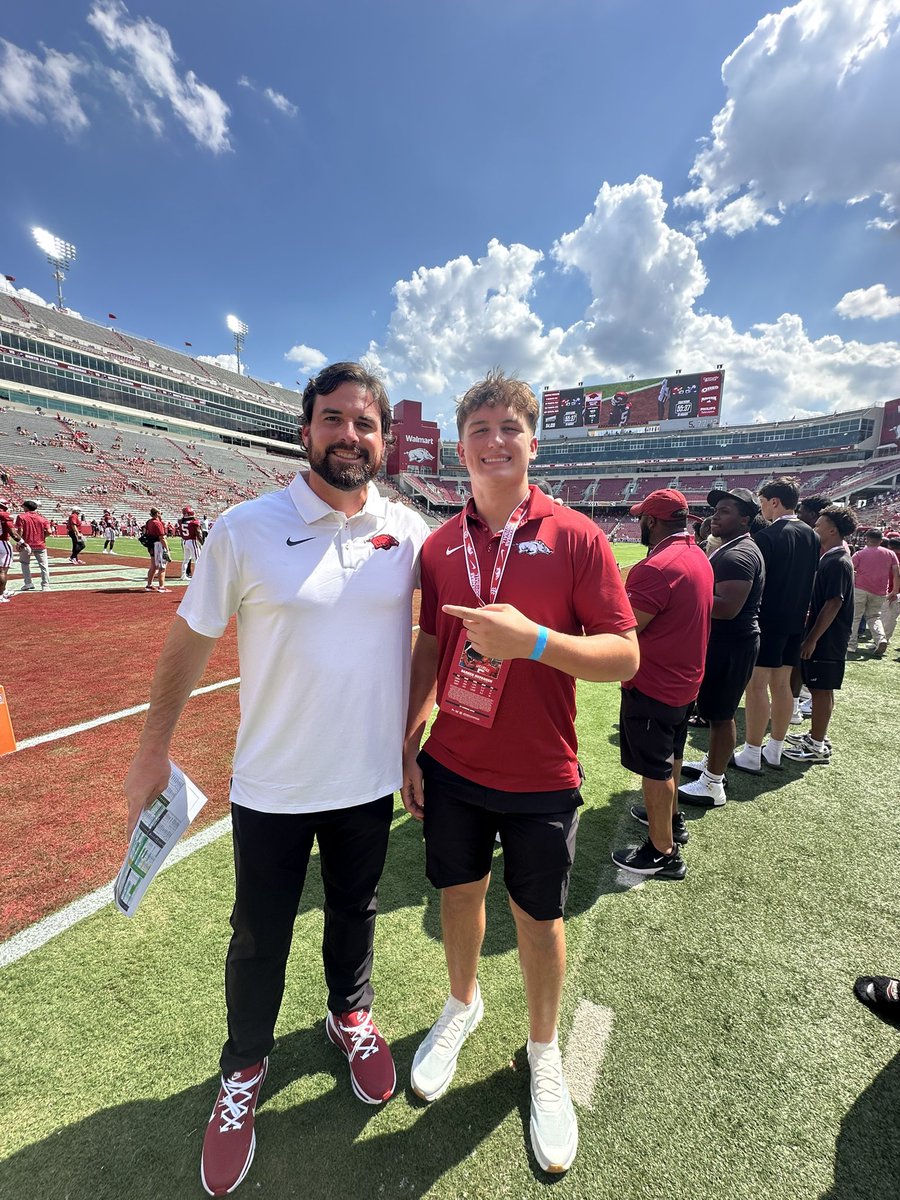 KiptynBrakebill's tweet photo. Man it’s been a busy month! Thank you to Arkansas Football for inviting me to an unofficial game day visit! It was a great day to watch the hogs! @coachcgibbs @joshmills3231 @jsbrown6 @CoachBreyCook @RazorbackFB @RSilverfield https://t.co/MMQG21WiIi