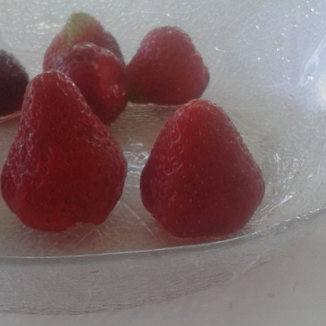 kurtkoe_8ulzc's tweet photo. #strawberries #jordgubbar#mums#sommersunandstrawberries♡♡♡ https://t.co/IdpInueFaD