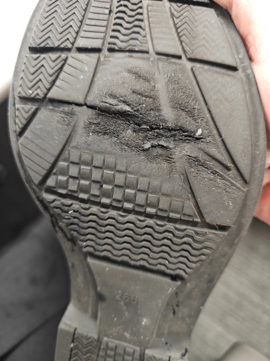 Tugiri's tweet photo. ABCマートで買ったビジネスシューズ、靴底がひび割れで雨水が侵入してくるぅ

買って半年も立ってなかったと思うが…。これ一足しか使ってなかったわけじゃなし。

安物だったんだけどさ、二度と買わねぇ。 https://t.co/LpSgqIyihz