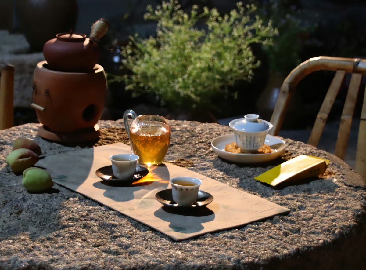 micha93872's tweet photo. In the quiet courtyard, the oval sandalwood table holds warm tea, as friends gather to share stories with joy. https://t.co/WKXQBpNtwB