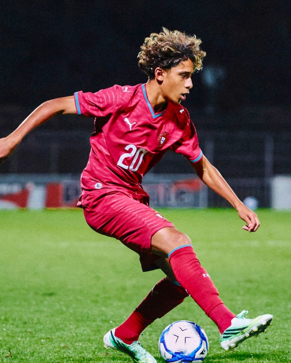 RisingStarXI's tweet photo. 🇵🇹💎 𝐇𝐈𝐒𝐓𝐎𝐑𝐘 𝐌𝐀𝐃𝐄 𝐁𝐘 𝐌𝐄𝐙𝐈𝐀𝐍 𝐌𝐄𝐒𝐋𝐎𝐔𝐁 𝐒𝐎𝐀𝐑𝐄𝐒 (𝟏𝟔).

The youngest player 𝐄𝐕𝐄𝐑 to represent Portugal U21. 🤯

𝐀 𝐍𝐈𝐆𝐇𝐓 𝐓𝐎 𝐑𝐄𝐌𝐄𝐌𝐁𝐄𝐑. 👏 https://t.co/IRLr0j8qZo