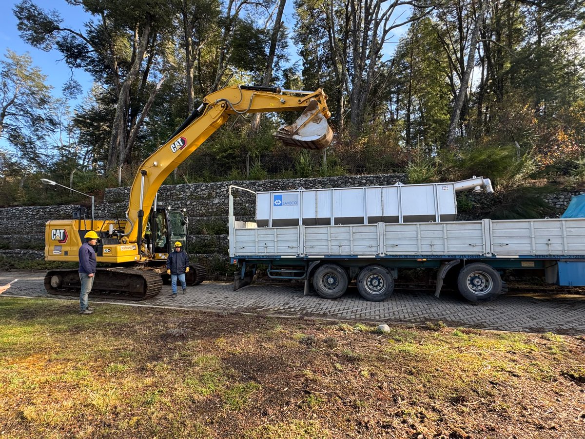 Rolo_Figueroa's tweet photo. UNA OBRA CLAVE PARA EL AMBIENTE EN VILLA LA ANGOSTURA

Llegó el equipamiento para la primera planta de pretratamiento de efluentes de camiones atmosféricos de Neuquén. La obra es financiada a través de un crédito gestionado por @Upefeneuquen ante la @AgendaCAF, y permitirá proteger el suelo, las napas y los cuerpos de agua.

Con el acompañamiento del Municipio, seguimos avanzando con infraestructura que responde a una problemática histórica y prepara a Villa La Angostura para crecer de manera sustentable. Un Estado eficiente, haciendo las obras que son prioridad para los neuquinos.