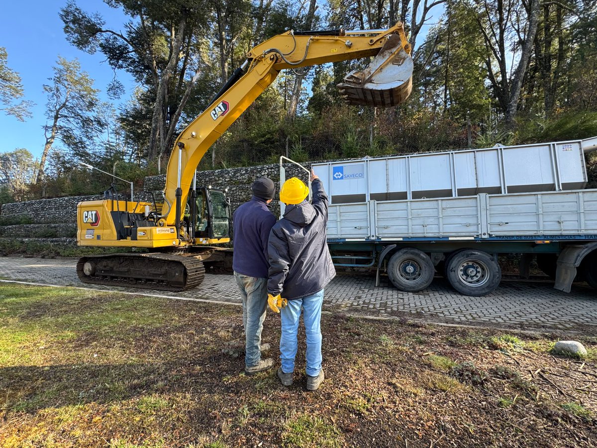 Rolo_Figueroa's tweet photo. UNA OBRA CLAVE PARA EL AMBIENTE EN VILLA LA ANGOSTURA

Llegó el equipamiento para la primera planta de pretratamiento de efluentes de camiones atmosféricos de Neuquén. La obra es financiada a través de un crédito gestionado por @Upefeneuquen ante la @AgendaCAF, y permitirá proteger el suelo, las napas y los cuerpos de agua.

Con el acompañamiento del Municipio, seguimos avanzando con infraestructura que responde a una problemática histórica y prepara a Villa La Angostura para crecer de manera sustentable. Un Estado eficiente, haciendo las obras que son prioridad para los neuquinos.