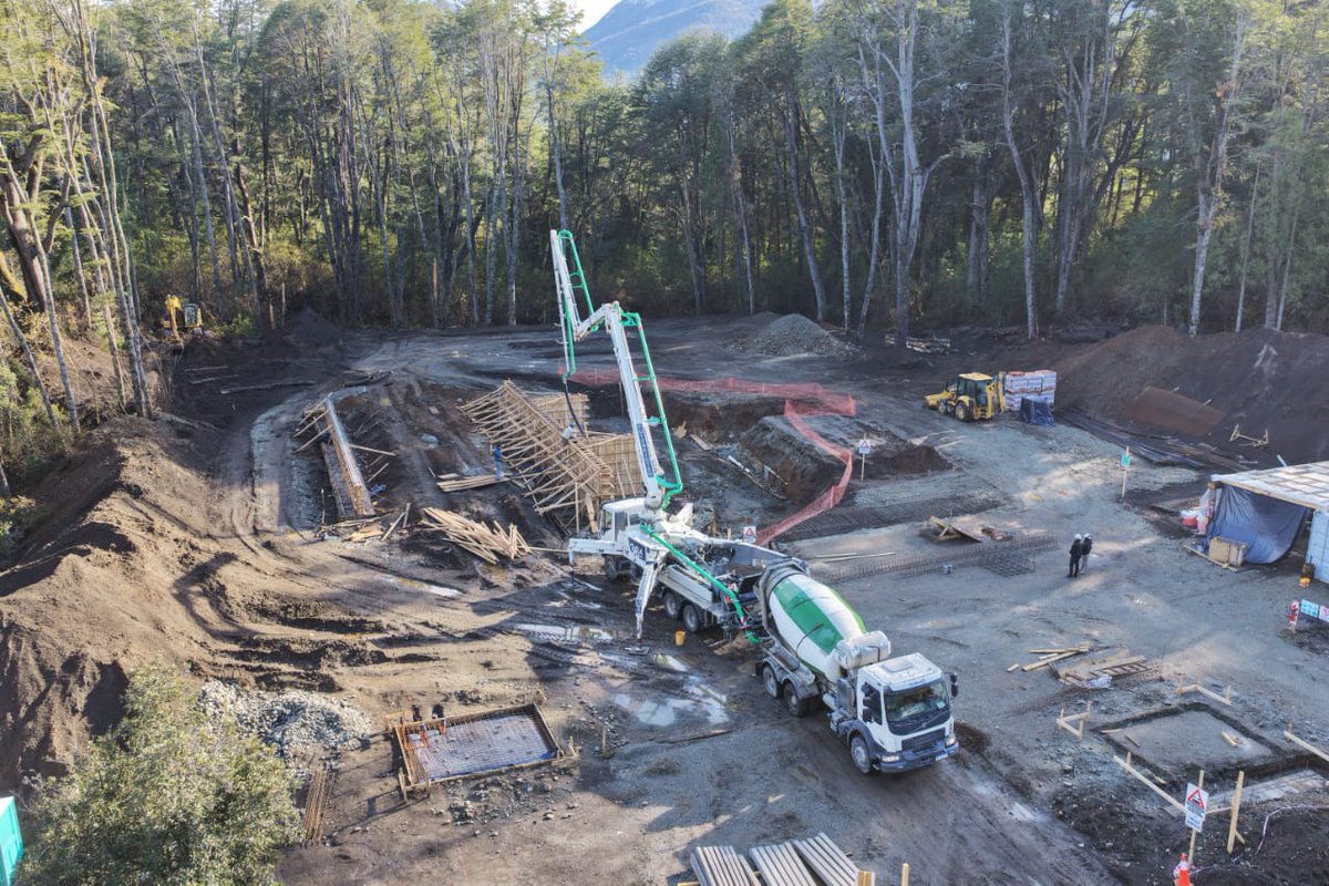 Rolo_Figueroa's tweet photo. UNA OBRA CLAVE PARA EL AMBIENTE EN VILLA LA ANGOSTURA

Llegó el equipamiento para la primera planta de pretratamiento de efluentes de camiones atmosféricos de Neuquén. La obra es financiada a través de un crédito gestionado por @Upefeneuquen ante la @AgendaCAF, y permitirá proteger el suelo, las napas y los cuerpos de agua.

Con el acompañamiento del Municipio, seguimos avanzando con infraestructura que responde a una problemática histórica y prepara a Villa La Angostura para crecer de manera sustentable. Un Estado eficiente, haciendo las obras que son prioridad para los neuquinos.