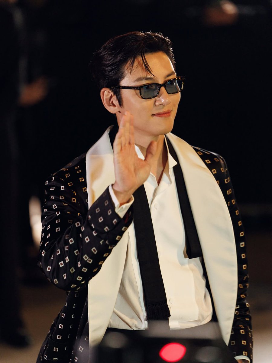 hautesiren's tweet photo. ji chang wook at the tom ford ss27 show https://t.co/1PNRuDmnQP