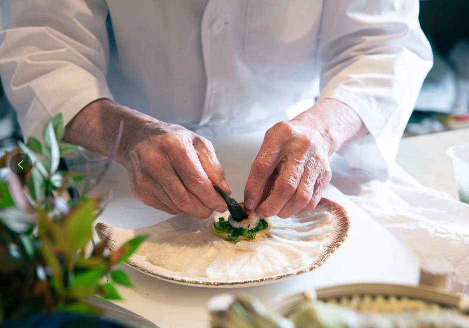 brixnxp629's tweet photo. The chef’s skillful hands gently fold wine-stained cloth, subtly crafting the warm fermentation that brings flavor to life. https://t.co/YZTI36EiBq