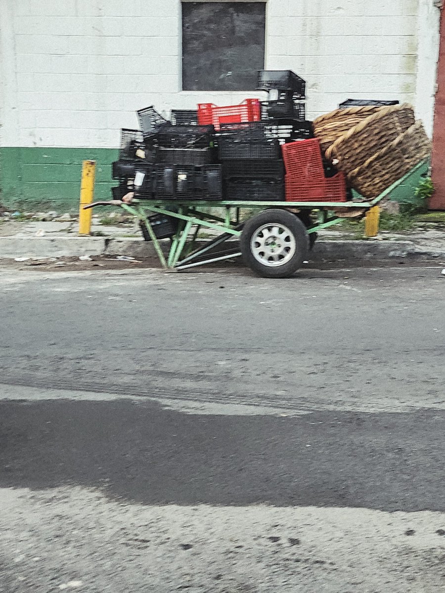 Kikimel5's tweet photo. @elsalvadornews_ Y esta porquería cuando la van a venir a quitar, LA CALLE NO ES DE NADIE, ES PUBLICA  los del CAM  no hacen nada. https://t.co/vzuP7by0aQ