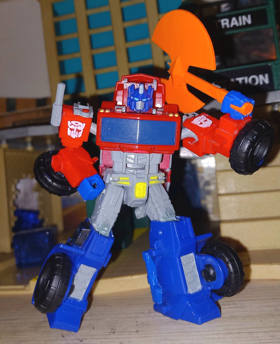 MotoristMayhem's tweet photo. Finally finished the new upgraded arms for Cyberworld Optimus Prime!!!

I just need to tweak the calf gap fillers and maybe give him an ion blaster, and then it'll be ready for my Cults3D page ^^ https://t.co/wI67pWpO2s