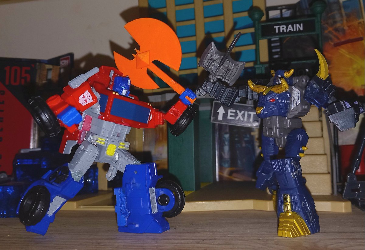 MotoristMayhem's tweet photo. Finally finished the new upgraded arms for Cyberworld Optimus Prime!!!

I just need to tweak the calf gap fillers and maybe give him an ion blaster, and then it'll be ready for my Cults3D page ^^ https://t.co/wI67pWpO2s