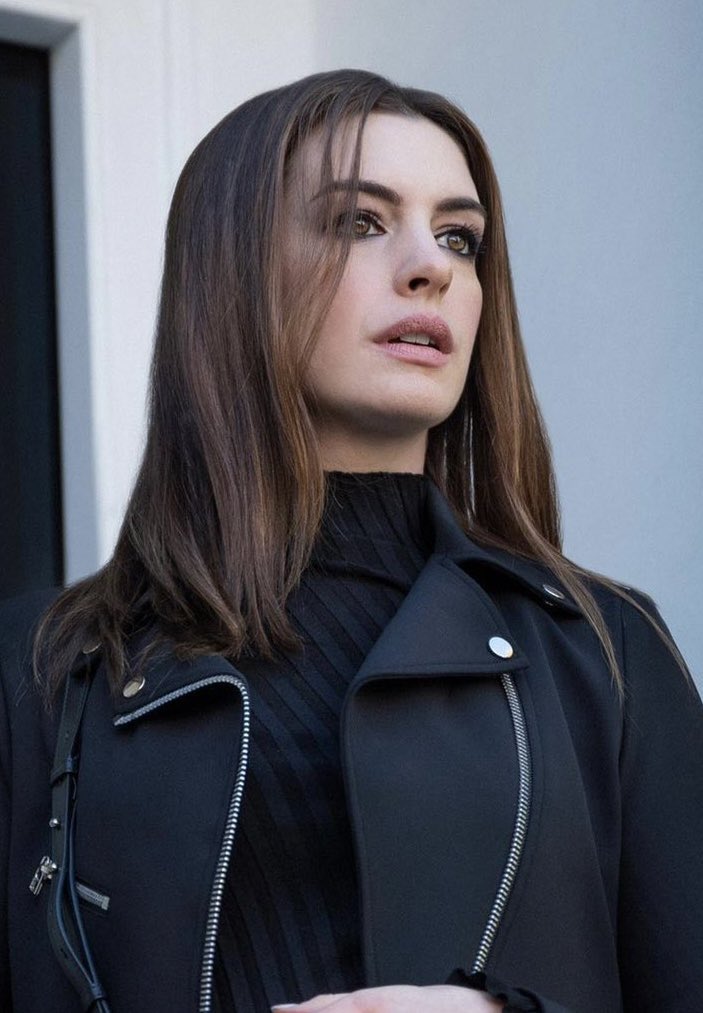 DiscussingFilm's tweet photo. Anne Hathaway says she would love to star alongside Scarlett Johansson in an upcoming ‘JURASSIC WORLD’ film.

“Maybe I could bring my dino knowledge to Jurassic World.”

(Source: @GMB) https://t.co/IGQkotyF2j